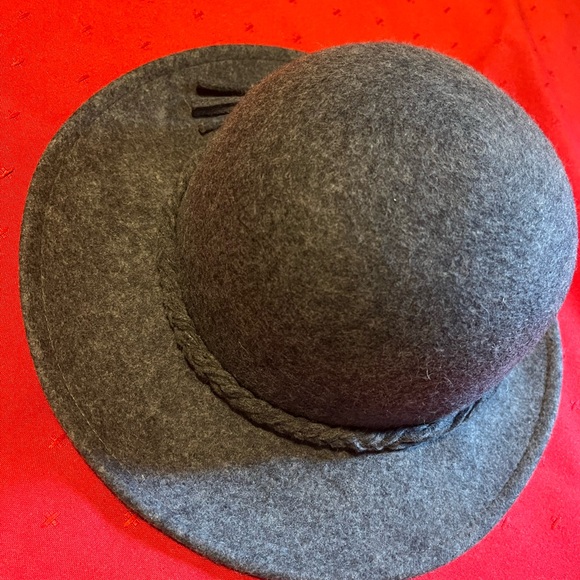 Liz Claiborne vintage women’s hat, 100 % wool, 23 inches - Picture 3 of 5